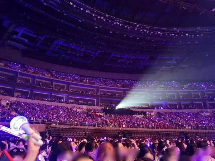 罗云熙演唱会一片紫海，直播间已突破260万人观看 ​​​