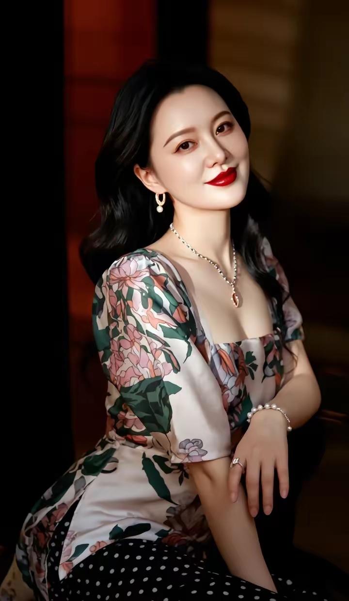 这姑娘打扮得真漂亮！