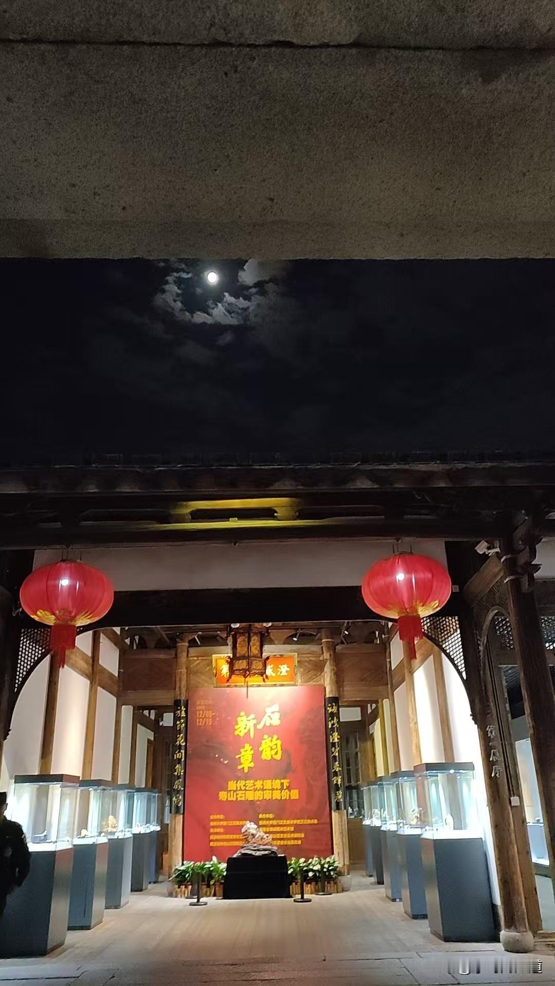 冬日生活打卡季深夜买醉虽能带来短暂的安慰，但真正的情绪管理在于掌握平衡——允许自