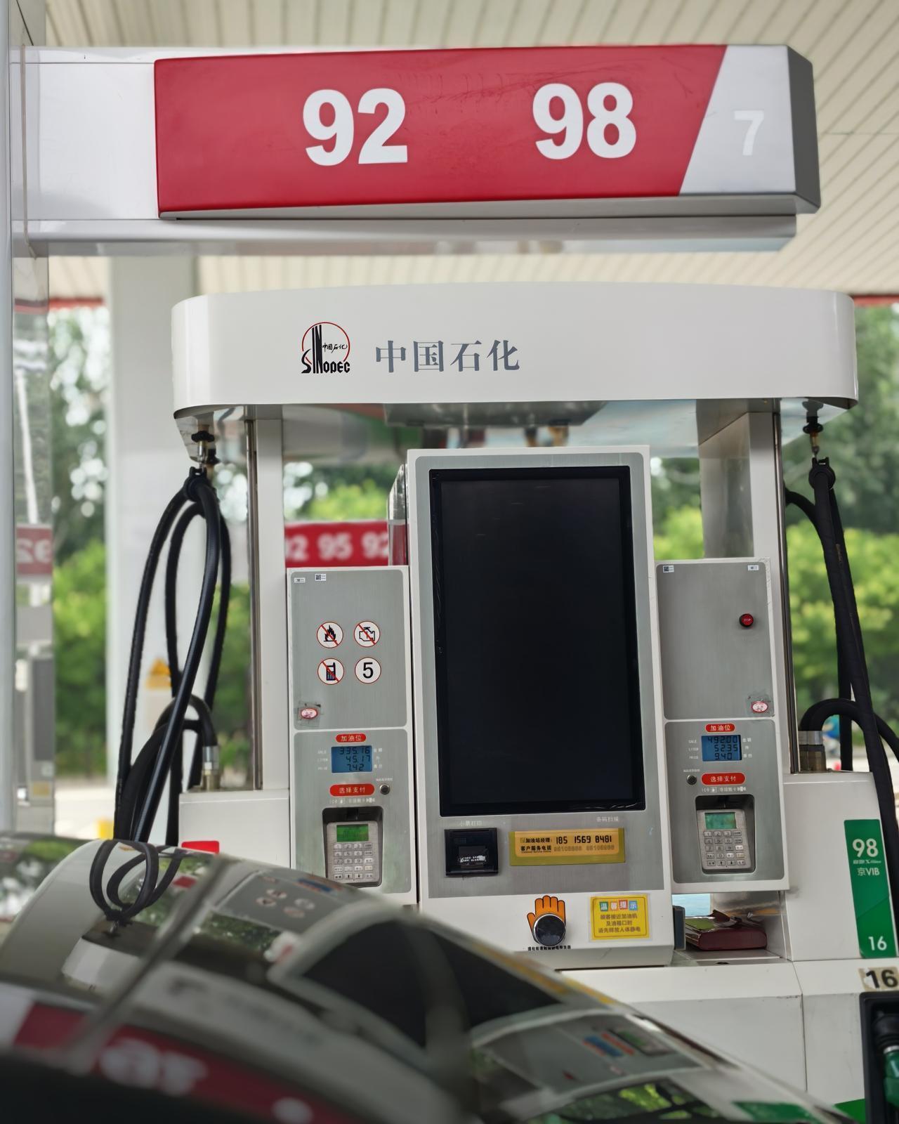 网上坚持买油车，觉得不会有补能焦虑的人，可能没意识到，当2027年卖5台新车就有