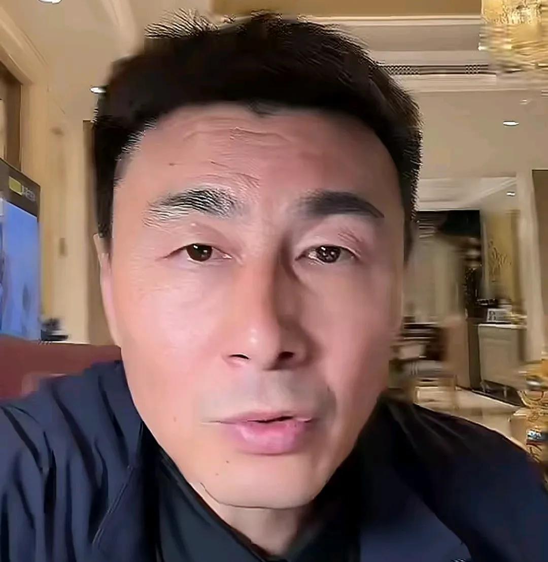 前国脚李玮锋在直播时爆了一个料。
李玮锋透露，他当年在水原三星踢球时，球队内部是