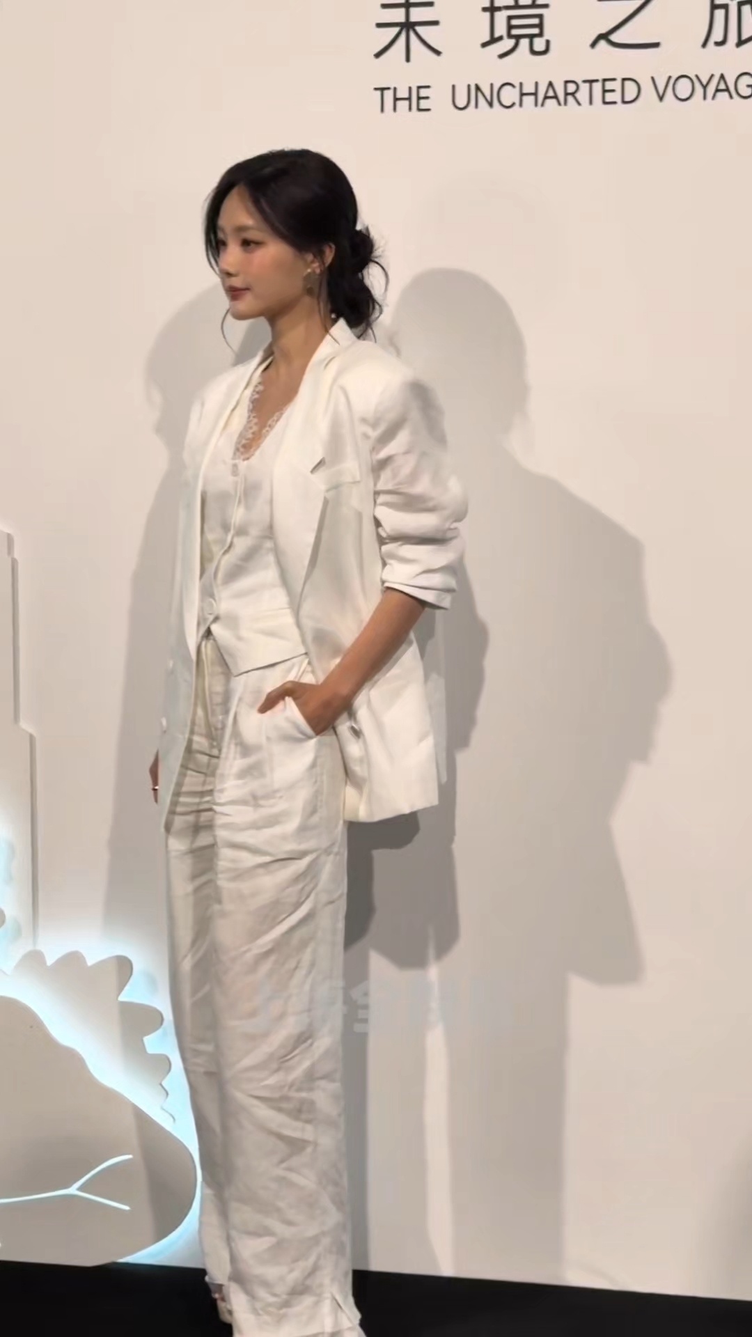 李一桐 李一桐白色西装怼脸图释出！✨ 简约大气又自带高级感，一举一动都是恰到好处