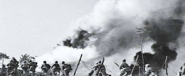 1950年的冬天，朝鲜战场上，7名志愿军战士在雪地里发现了美军重机枪，硬是凭借它
