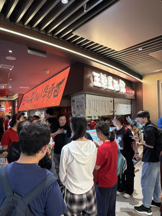 这个面好吃吗？怎么全是女的在排队吃面？