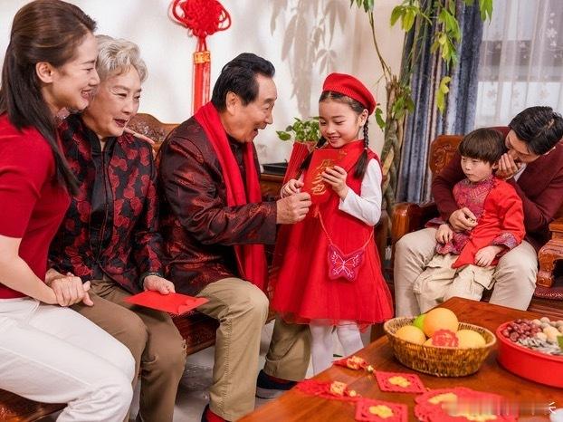 过年收到拜年礼物后 桌上堆着各式拜年礼，有零食礼盒也有暖心小物，拆开的不只是礼物