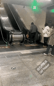 这种情况，工作人员敢过去帮助一下老人家搭乘扶梯吗？
估计没有人敢上去扶一下老人上