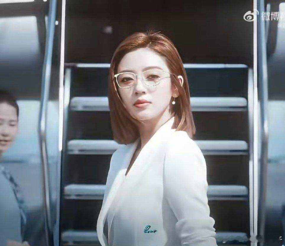  何瑞贤红的绿的白的都是美的 何瑞贤又美出新高度了，五颜六色的造型一点不在话下，