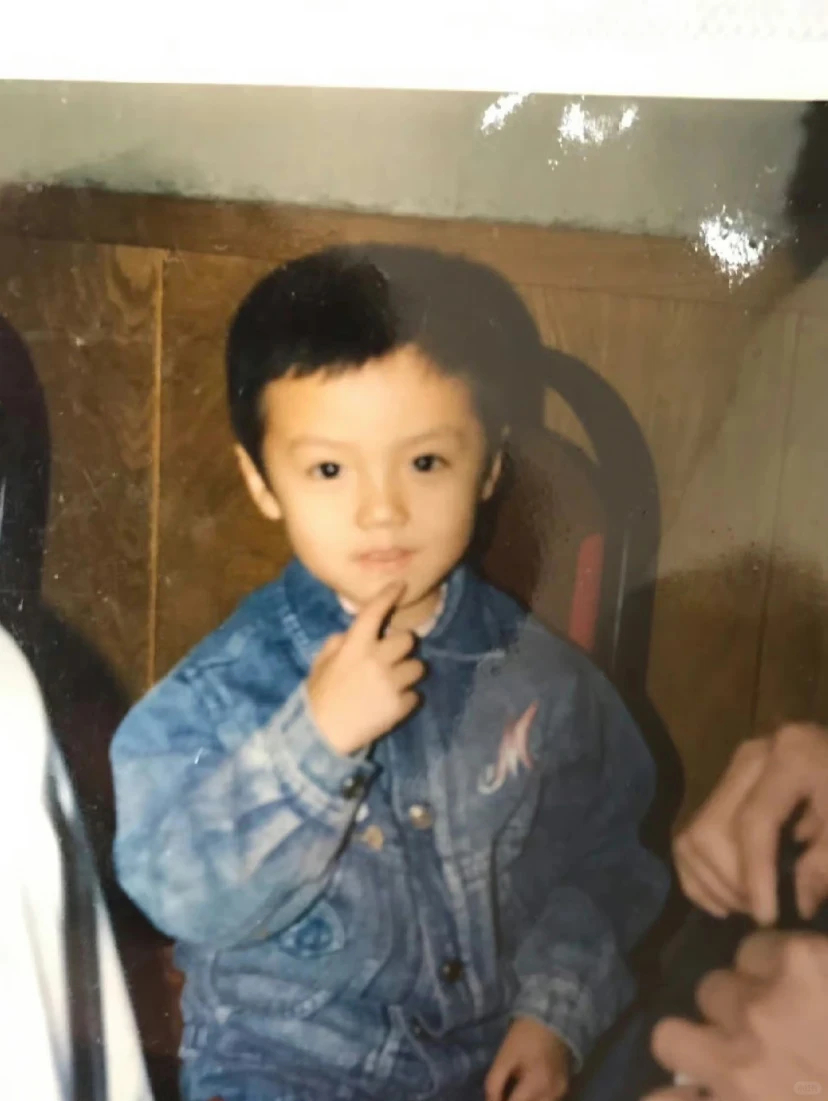 鹿晗鹿晗寸头小黄毛   还是寸头！鹿晗延吉五哈录制路透终于看到鹿哥寸头全貌了，完