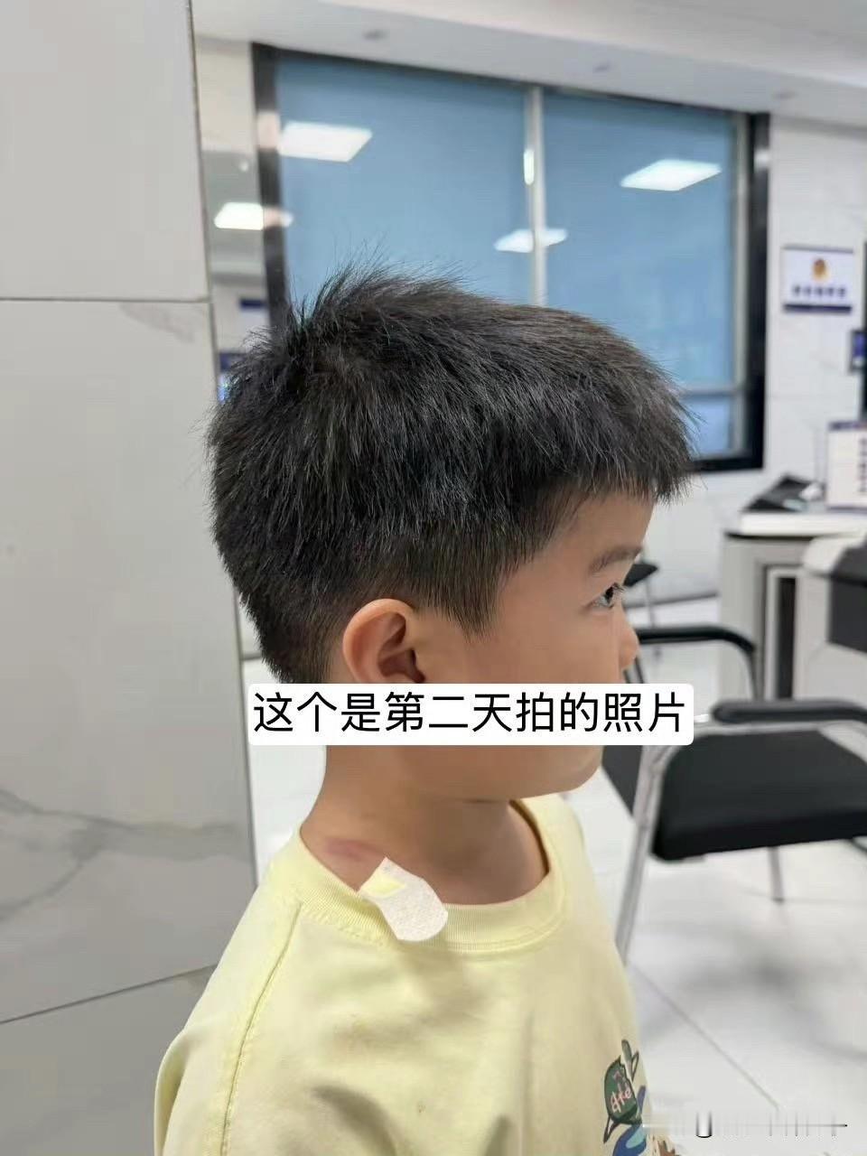 四岁男孩的父亲真是一位智者！
完整视频公布以后，很多网友看完，觉得女子拉扯男孩的