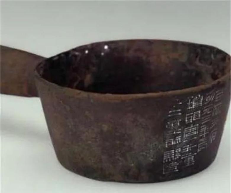 1964年，河北一位农民捡到了一只“铁水瓢”，谁知道用了15年之后，水瓢表面是越