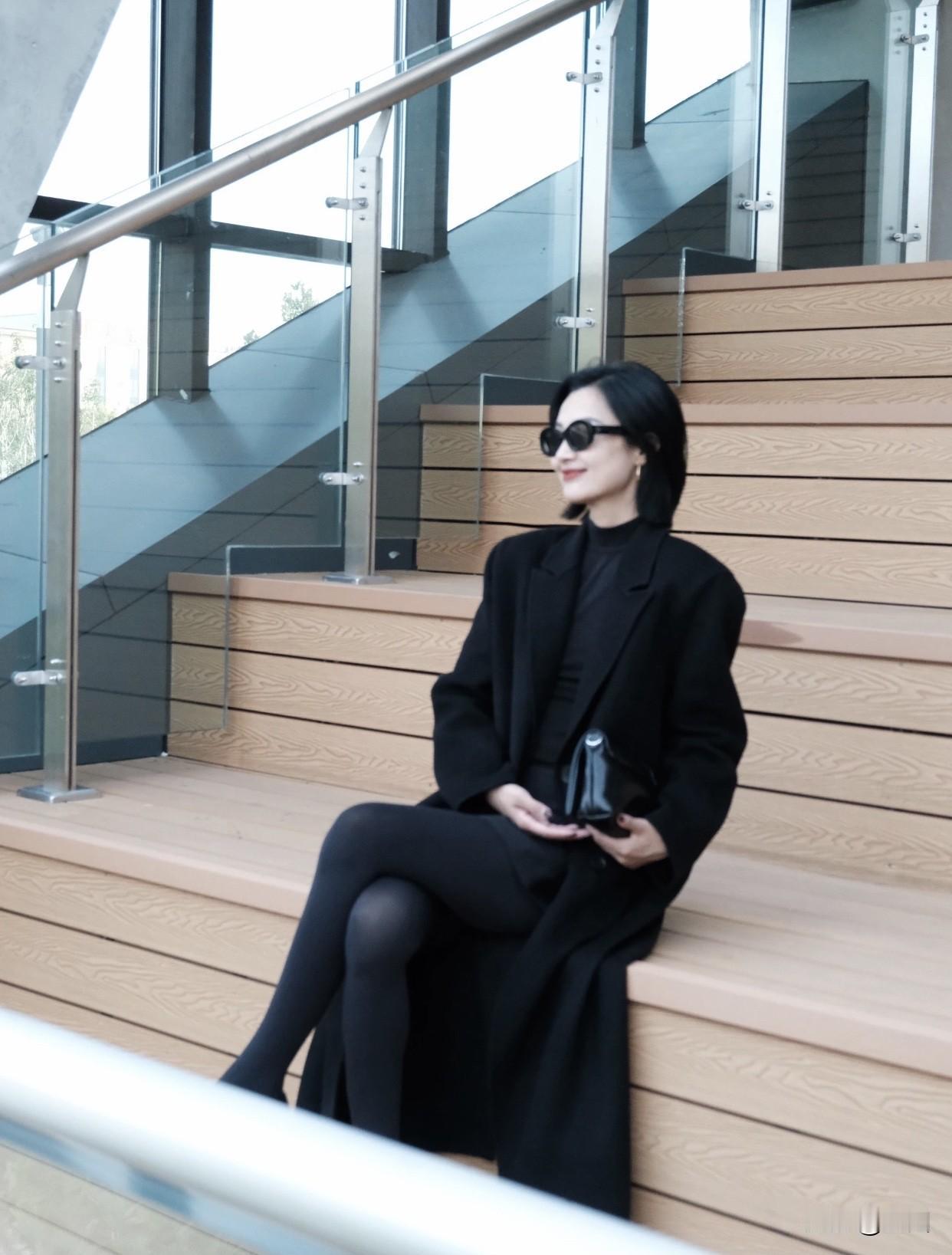 情绪稳定的女人也优雅，面对生活的不如意，她们不抱怨、不急躁。比如杨绛先生，在经历