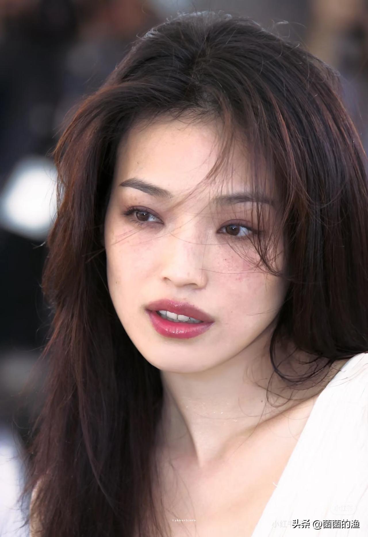 舒淇在小米发布会：松弛感拉满，高级感溢出屏幕！小米新一代SU7发布会那晚，舒淇一