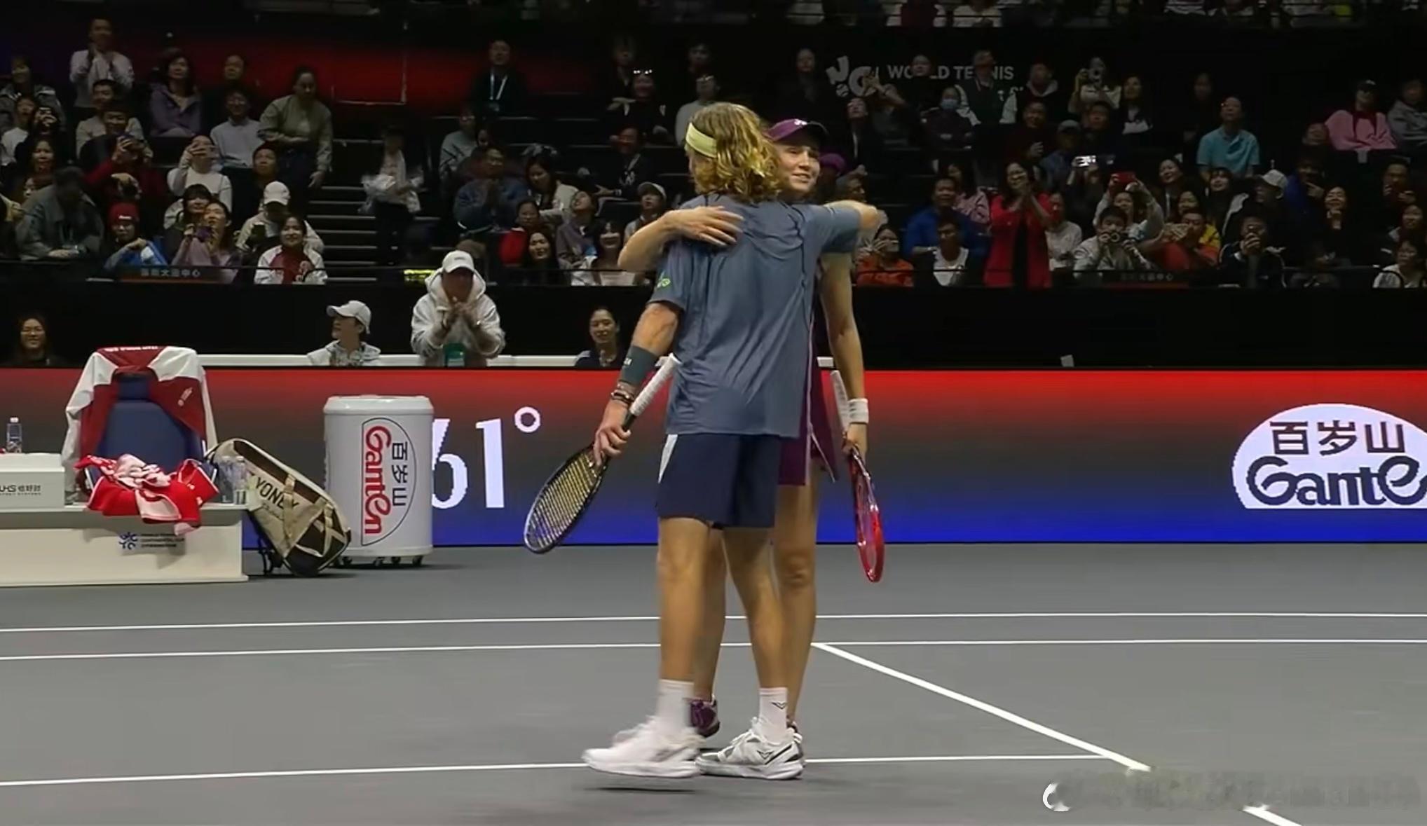 莱巴金娜/卢布列夫6-4/6-4斯瓦泰克/瓦舍罗WTCC混合团体赛最后一个比赛日