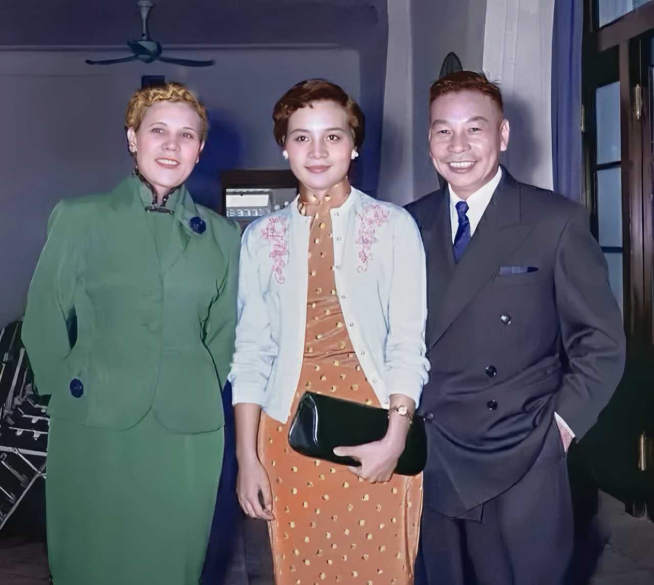 【来自投稿】1955年蒋经国和妻子蒋方良与女儿蒋孝章在三军托儿所内合影。 