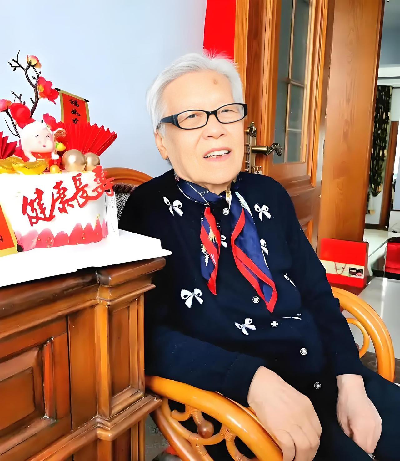 杭州一个8 5岁的奶奶，她有一儿一女，现在儿女都已成家生子，她的丈夫也已经去世了