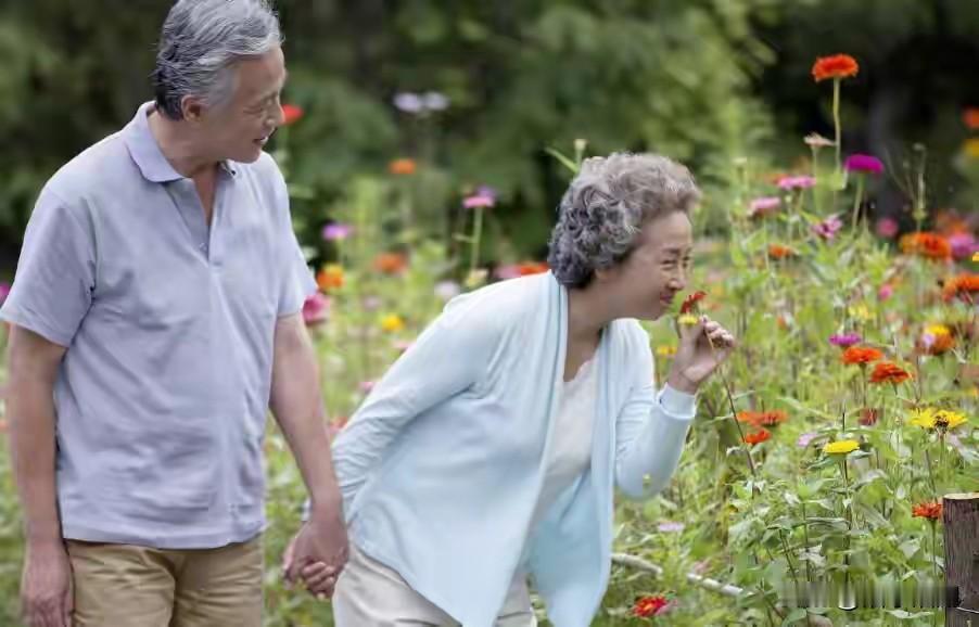 人生最大的信用是：男人找到好妻子，女人找到好丈夫。钱不是太多但够花，房子不是太大