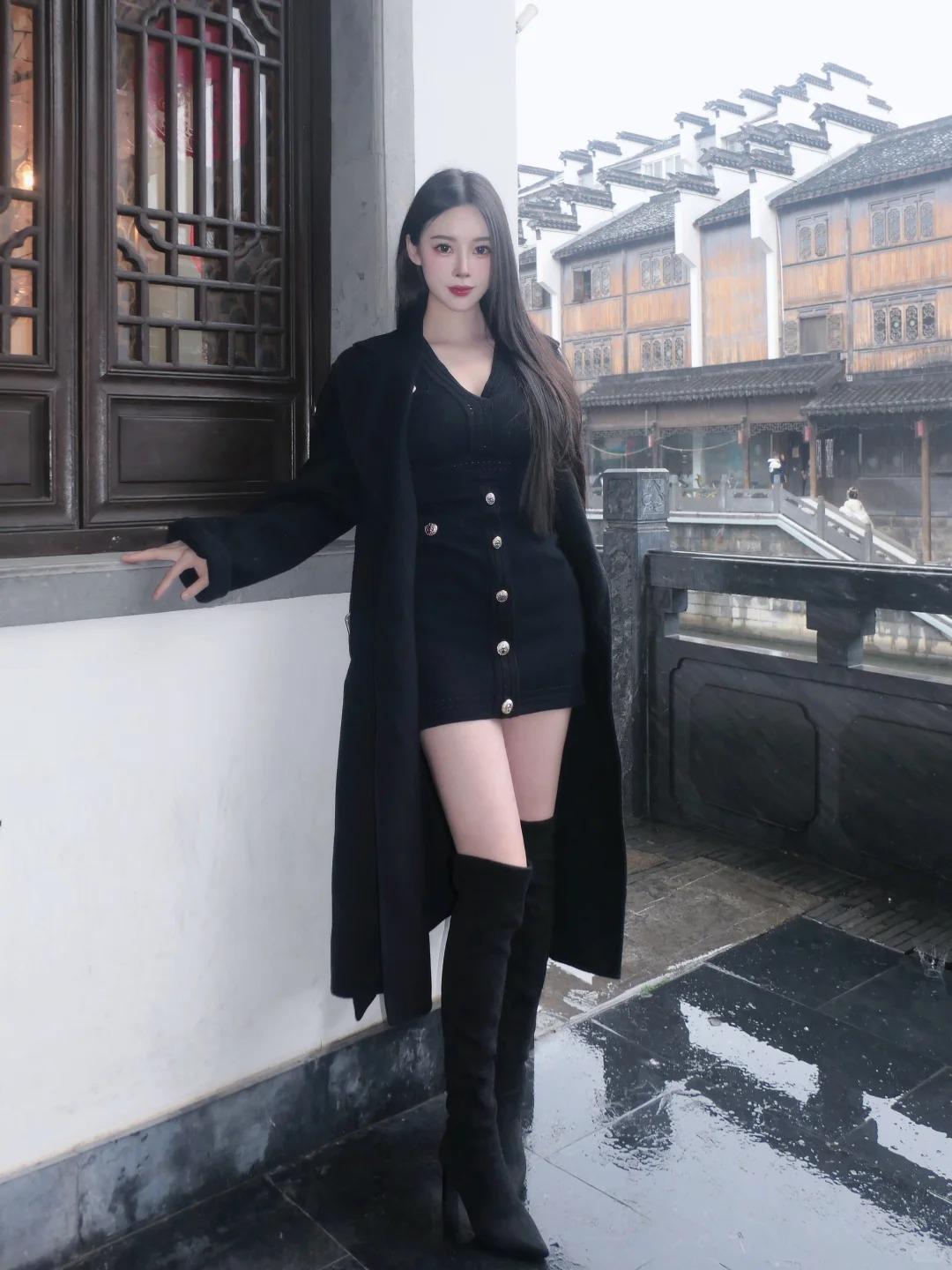 雨天的氛围感，被这套极简all black穿搭狠狠拿捏～ 利落大衣垂坠感拉满，线