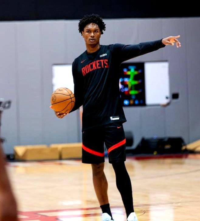 之前还吐槽阿门·汤普森只会靠身体冲篮下的，现在脸都肿了。
 
近5场比赛他4场得