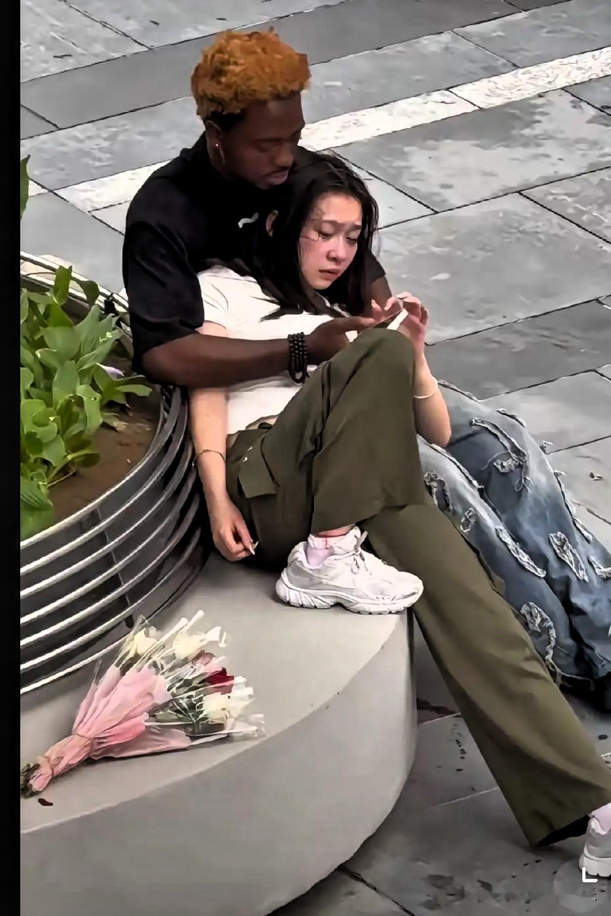 路边看到一个黑人，怀里搂着一个中国女子，表情逐渐失控，是不是遇到什么不好的事了！