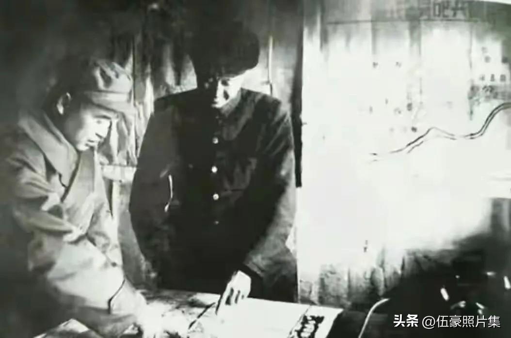 1952年抗美援朝期间，志愿军炮兵七师师长颜伏（右）与志愿军第三兵团副司令员王近