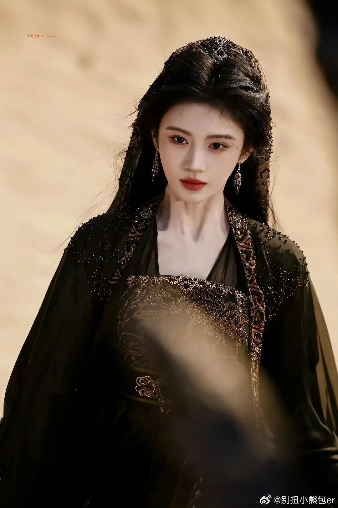 鞠婧祎恶女赛道最严厉的母亲鞠婧祎恶女赛道最严厉的母亲上线，美艳凌厉气场拉满，眼神