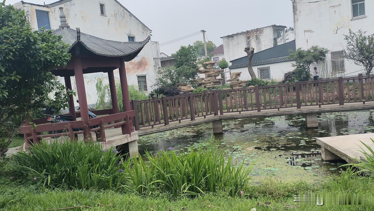 我认为工作防老
当然工作啦！前几天同学聚会，阿忠说五一长假休息在家三天，第一天全