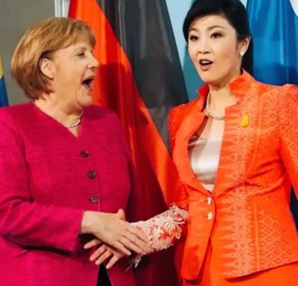 默克尔是不是都被英拉的美给惊艳到了啊？
默克尔这夸张的表情是什么意思呢？
英拉这