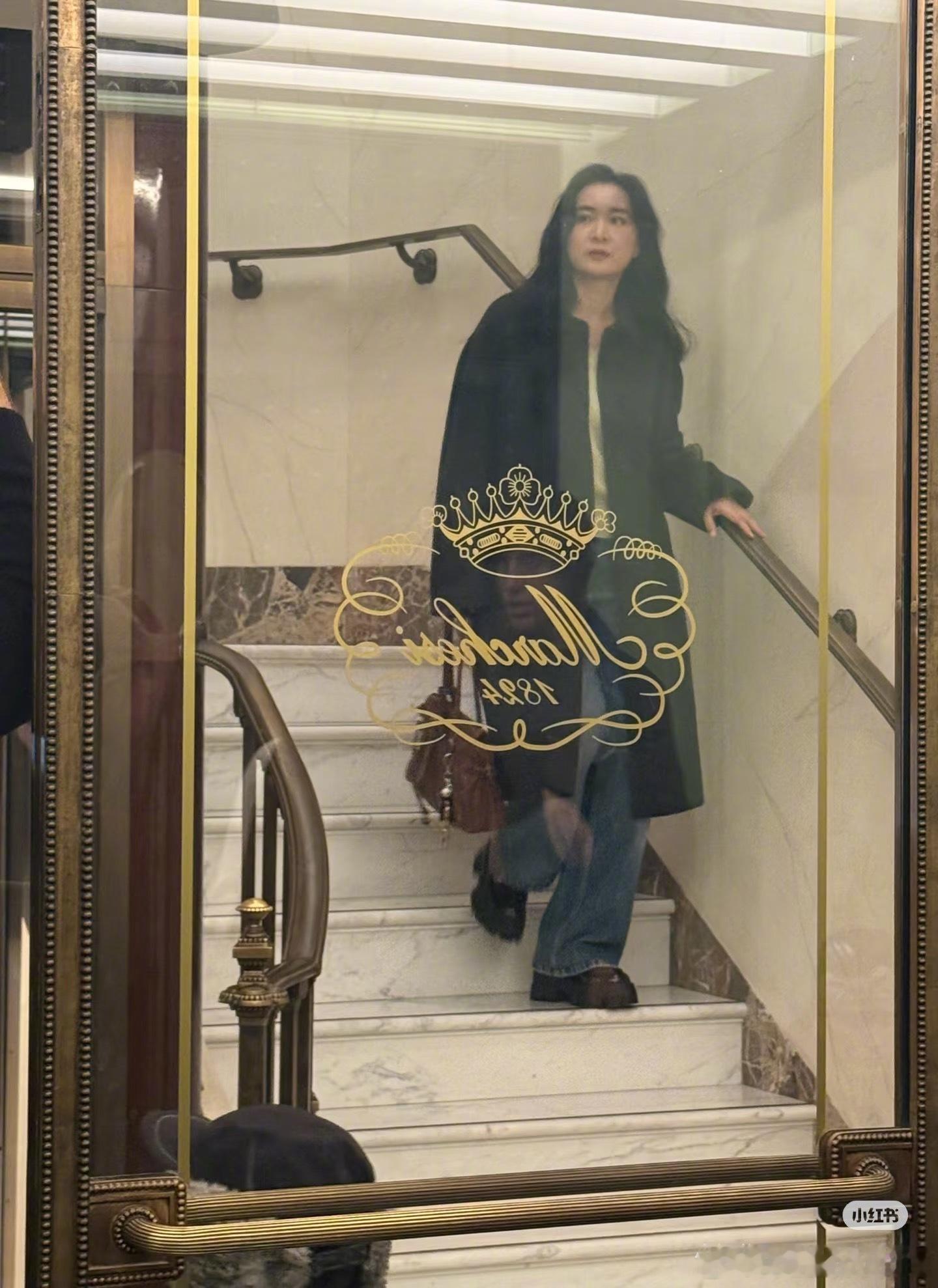 网友偶遇贾玲探店，她的气质状态都好松弛啊 