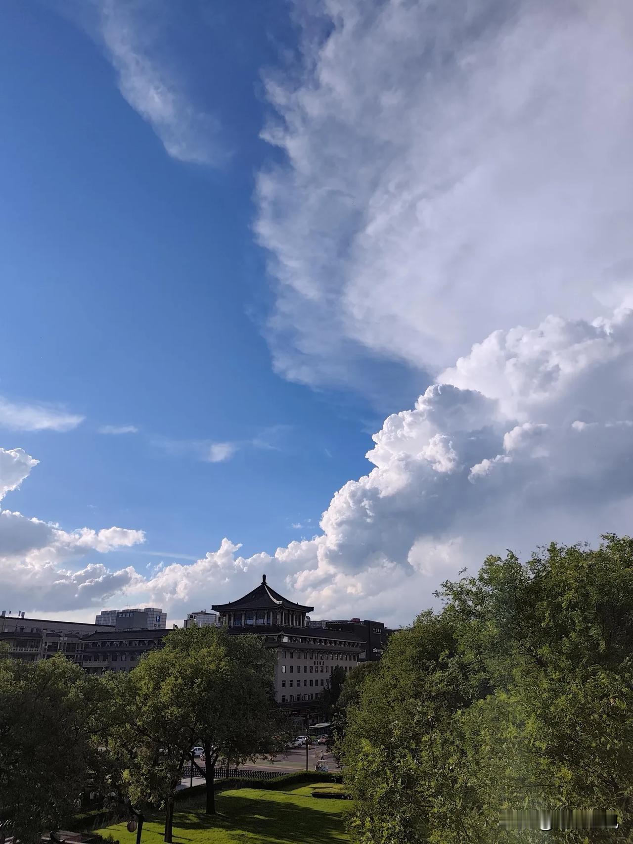 七月二十八日的西安，天空像一封被谁失手打翻了棉花糖的情书。

午后，这座城的人们
