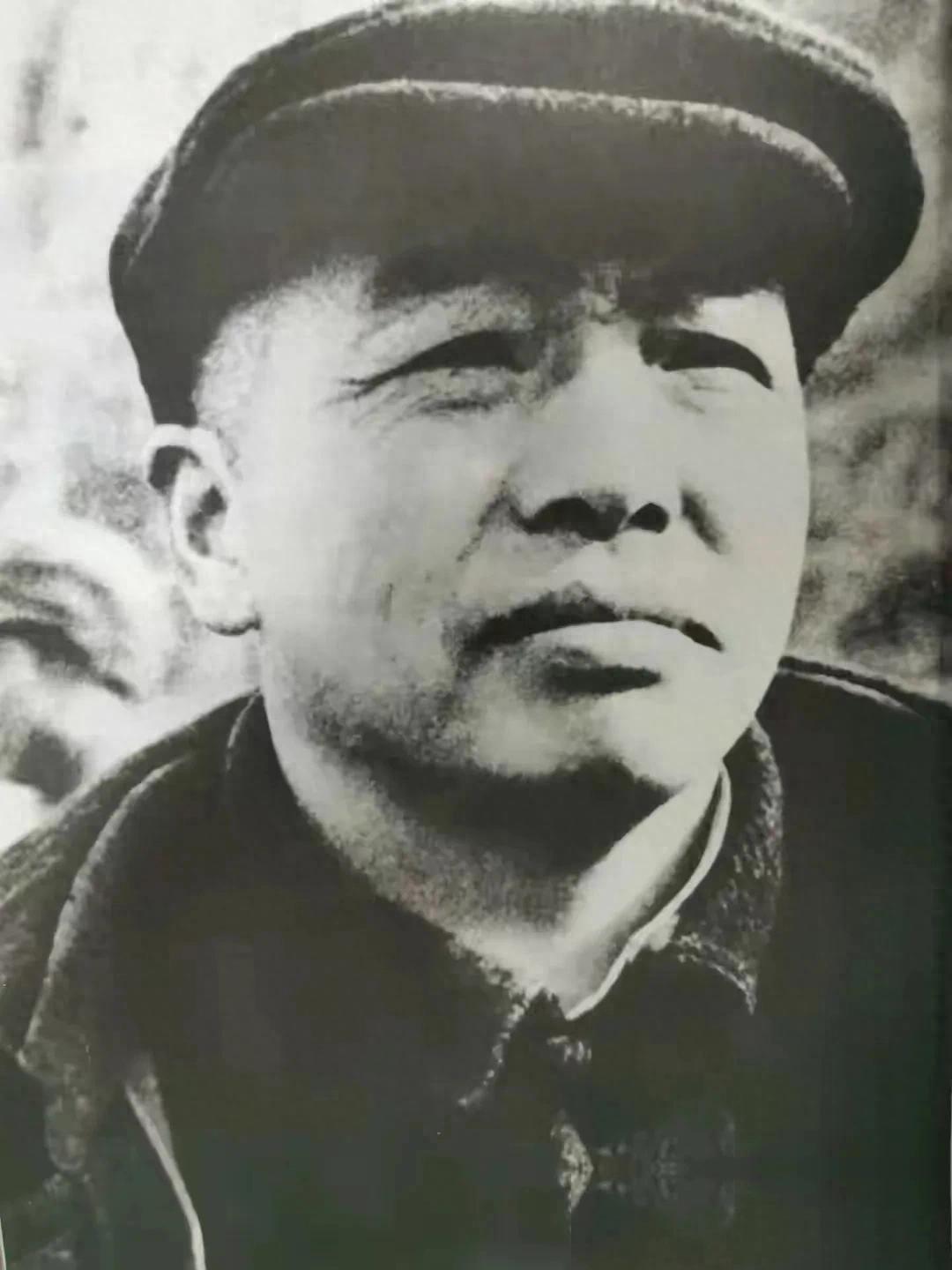1966年，时任中共西南局书记处书记兼西南三线建委常务副主任程子华同志与贺龙元帅