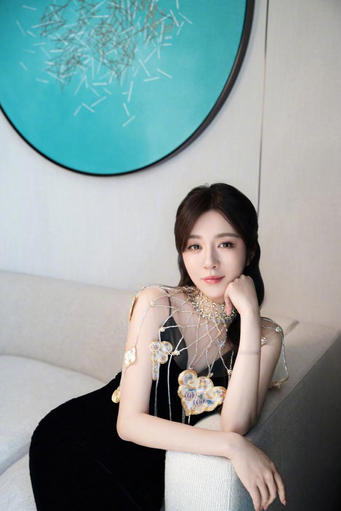 王晓晨把四序花蕊穿身上王晓晨花蕊礼服细节 谁被王晓晨这组四序花蕊造型狠狠惊艳住，