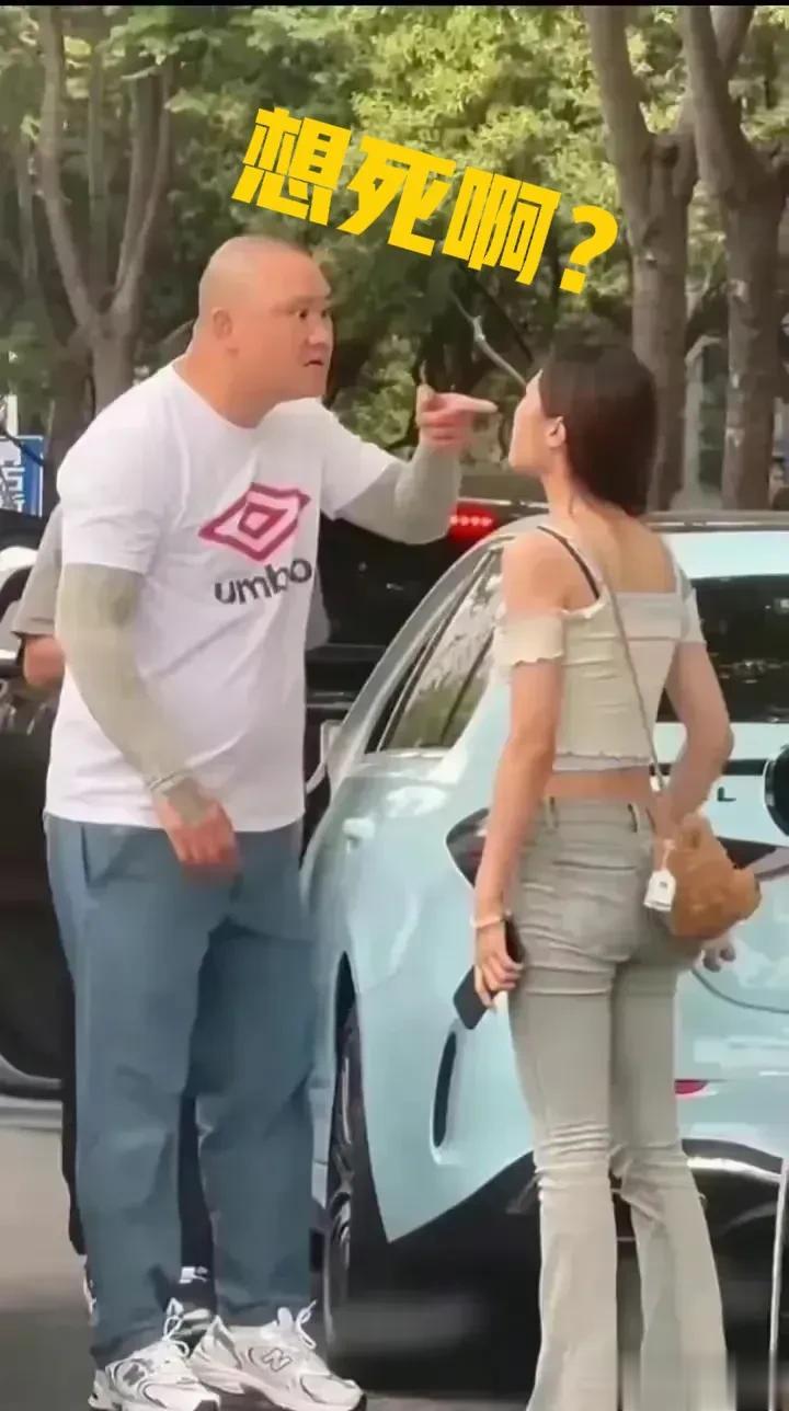 南京光头打人事件引起广泛关注，愈演愈烈……

据报道，一名女生在遭受光头男子的殴