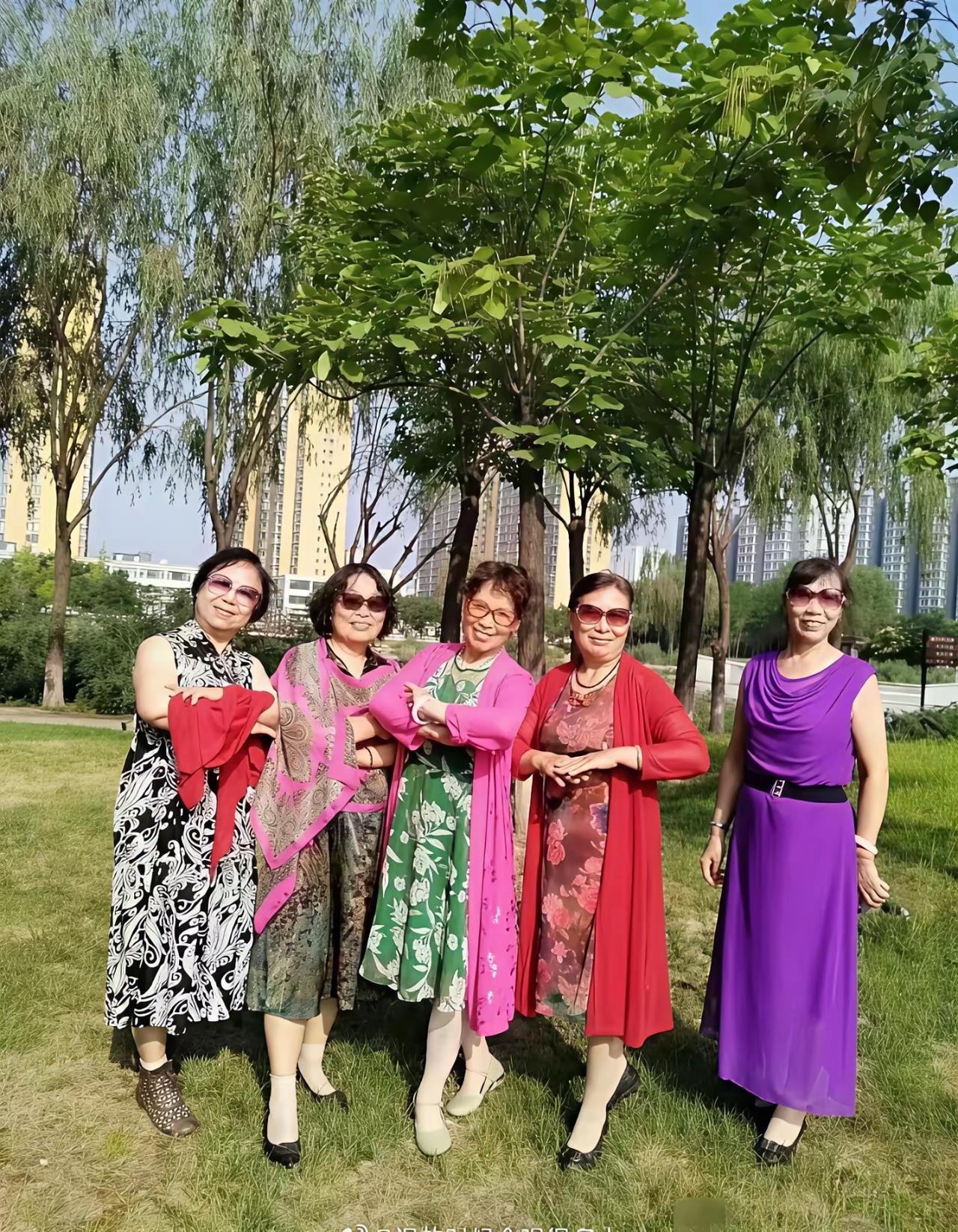 【一边是我们的大妈】
一边是韩国的大妈
谁更幸福？谁更有气质？