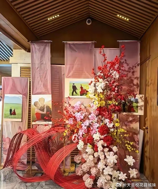 许嵩的婚礼办的也太县城化了吧！看着也挺幸福的，其实几年前寻常人家办喜宴就是这样的