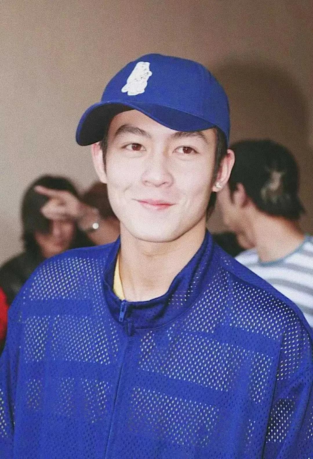 陈冠希曾经是万千少女心目中的小鲜肉，他的帅气容貌曾经是娱乐圈的一道亮丽风景线。然