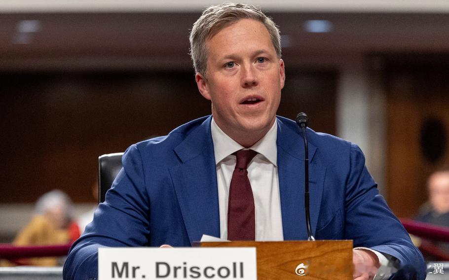 路透社报道， 美国陆军部长丹·德里斯科尔表示，大型防务公司通过