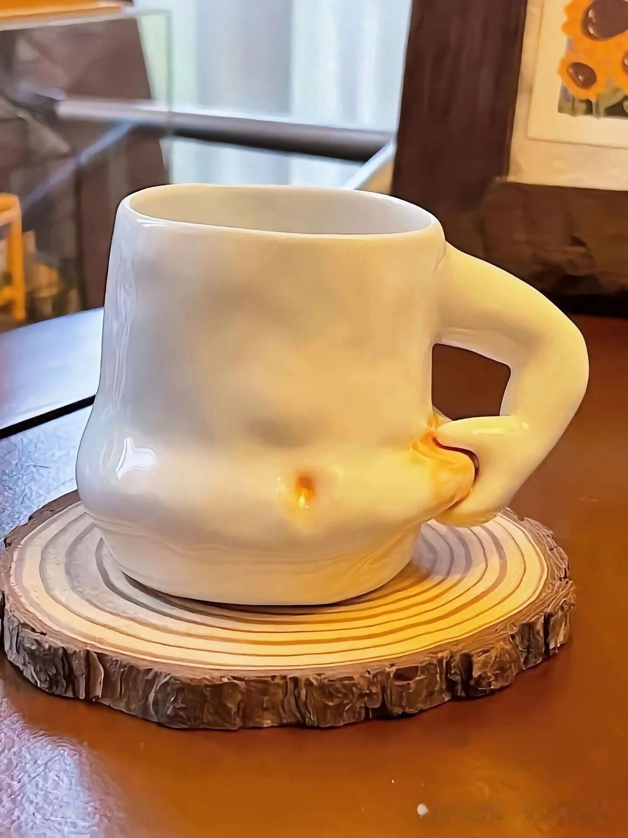 这肚子上的都可捏成杯子了