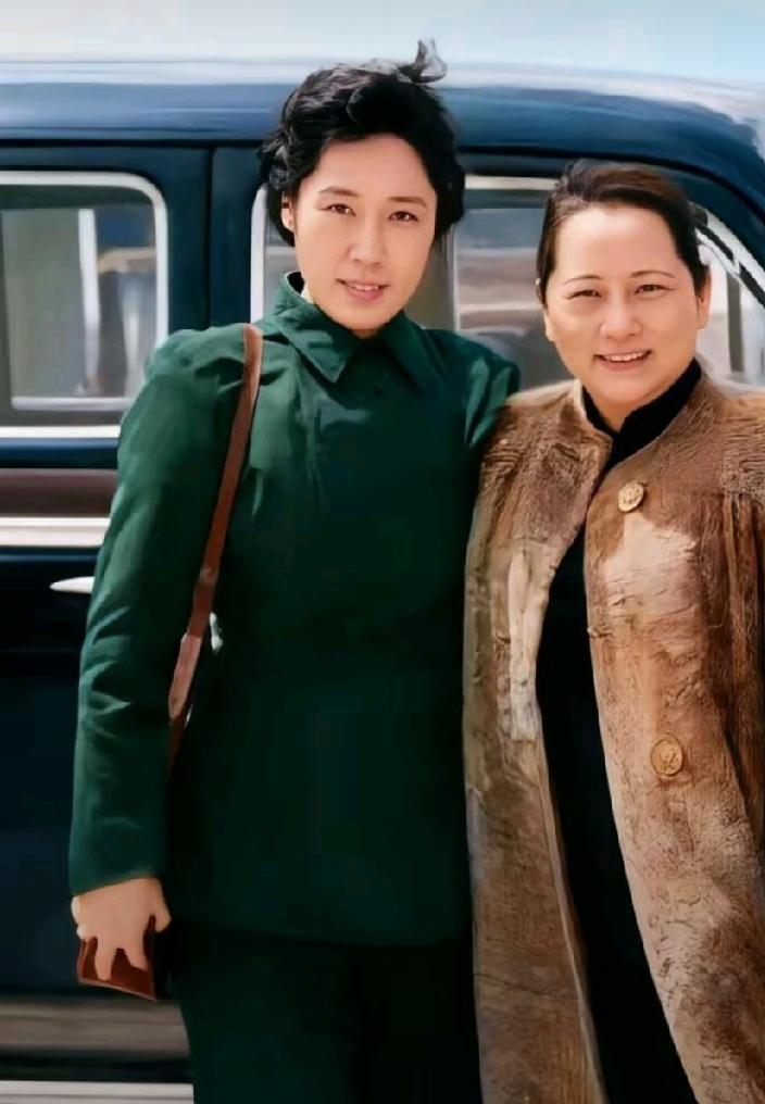 这是我在图书馆一本书里看到的两人合影照片。
      此照片拍于1957年，两