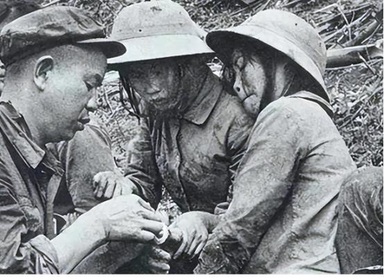 1979年3月8日，我军活捉6名全裸的越南女兵。经我军保卫部门查实，6名女俘为越