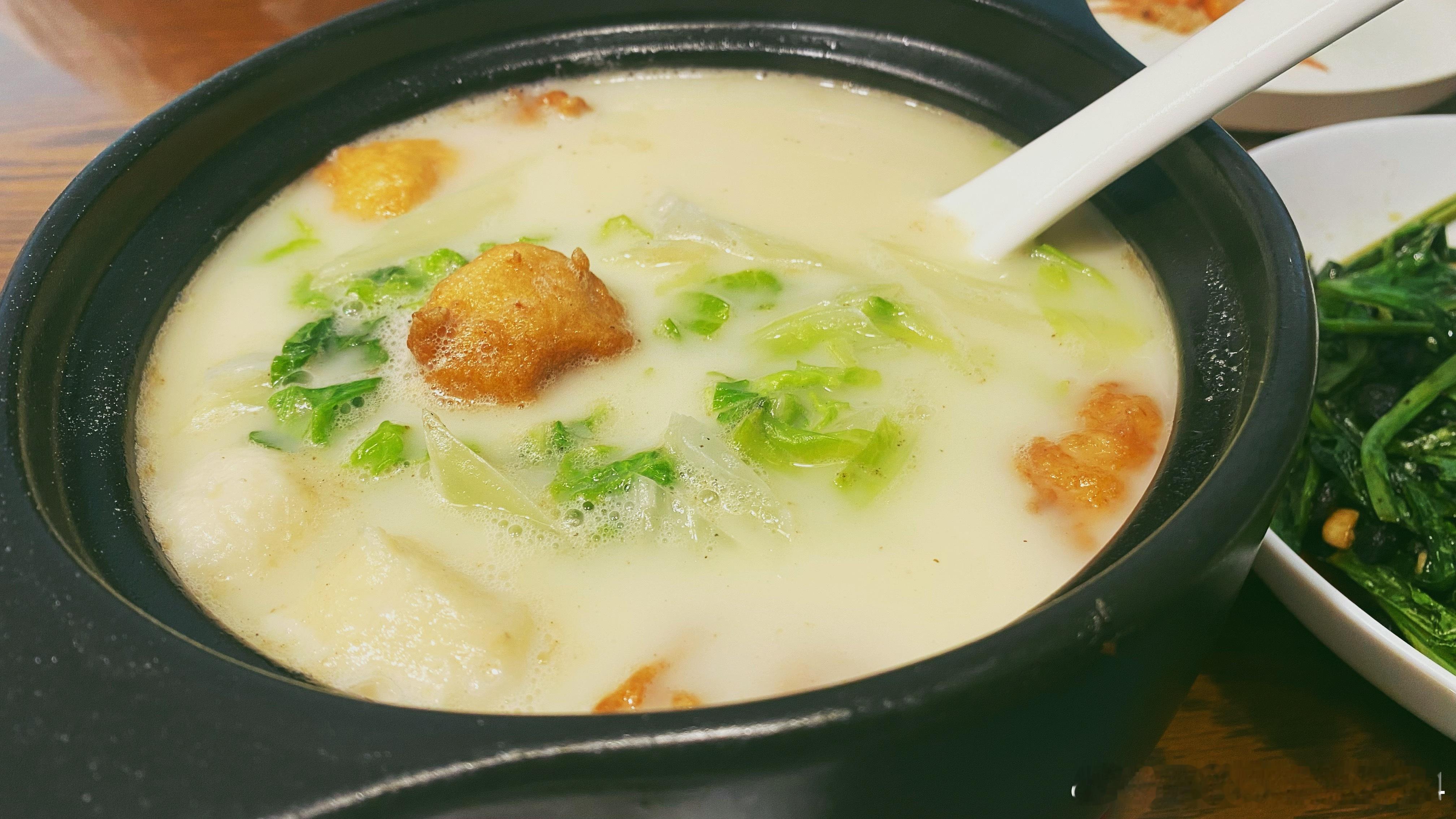 一条鲈鱼，鱼柳香煎，鱼骨熬汤，再放点丸子白菜……就是热乎乎的冬日晚餐了。美食分享