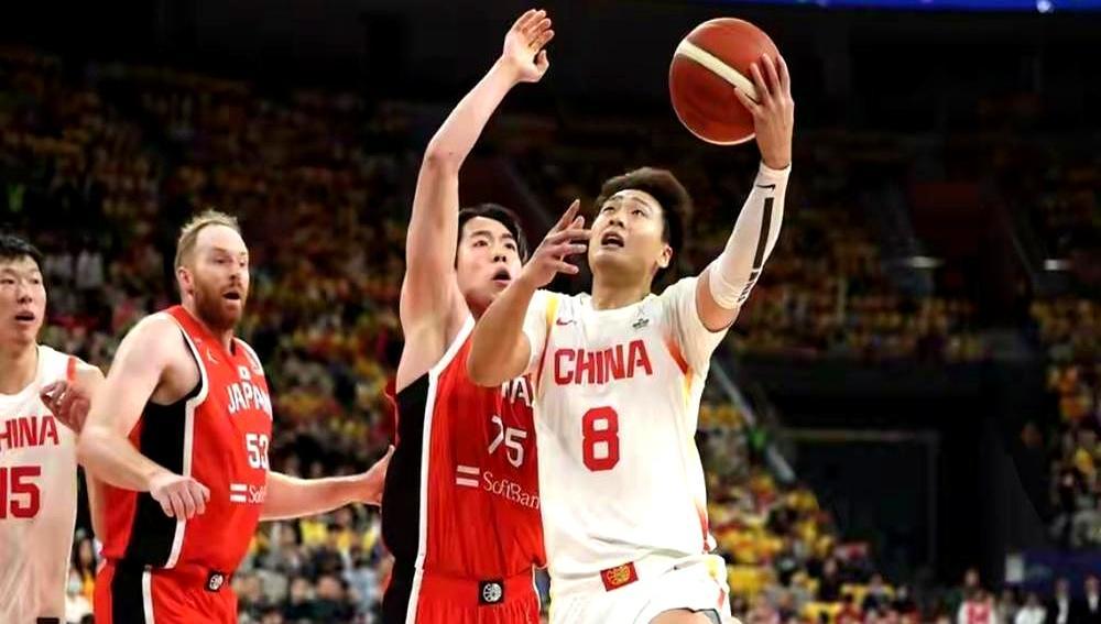 中国男篮再输日本，出线直接半只脚踩进悬崖。
 
刚连输韩国两场，外线三分命中率才