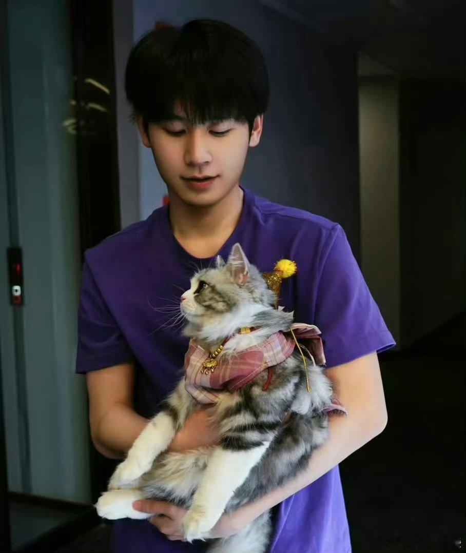 无畏给发财庆生怀念以前发财在直播间的日子了，一转眼发财都3岁了！ 