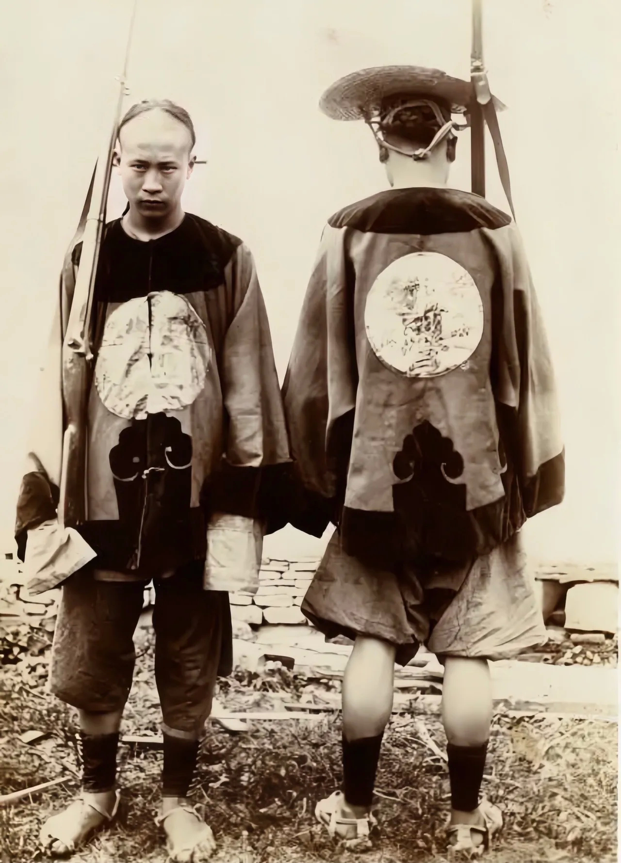 1905年，广西。府都衙门口的带枪侍卫。 ​​​