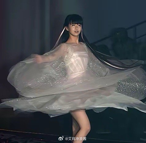 直到现在也没想明白，2014年春晚，冯小刚让小彩旗转了4个小时，不吃不喝不上厕所