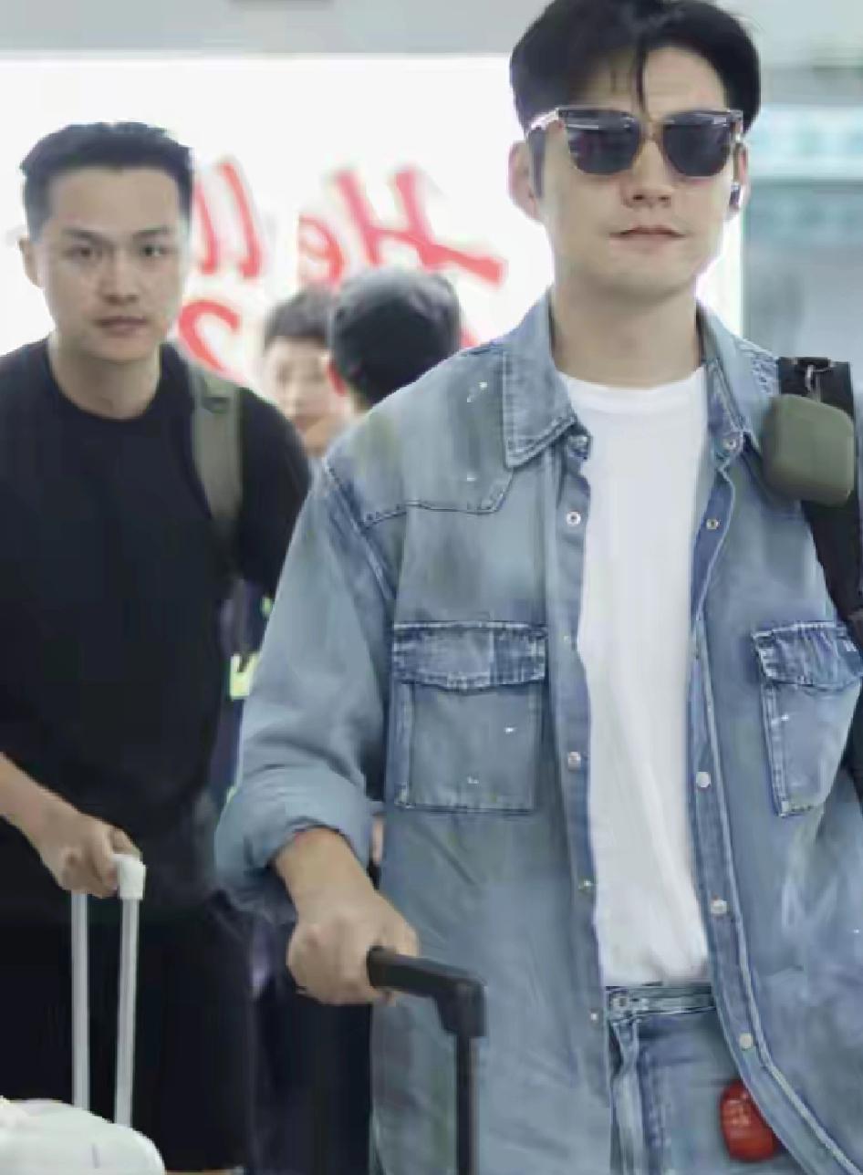 都说严屿宽是中国男艺人中最帅的，可当他和身后的帅哥同框时怎么觉得他比严屿宽还帅呢