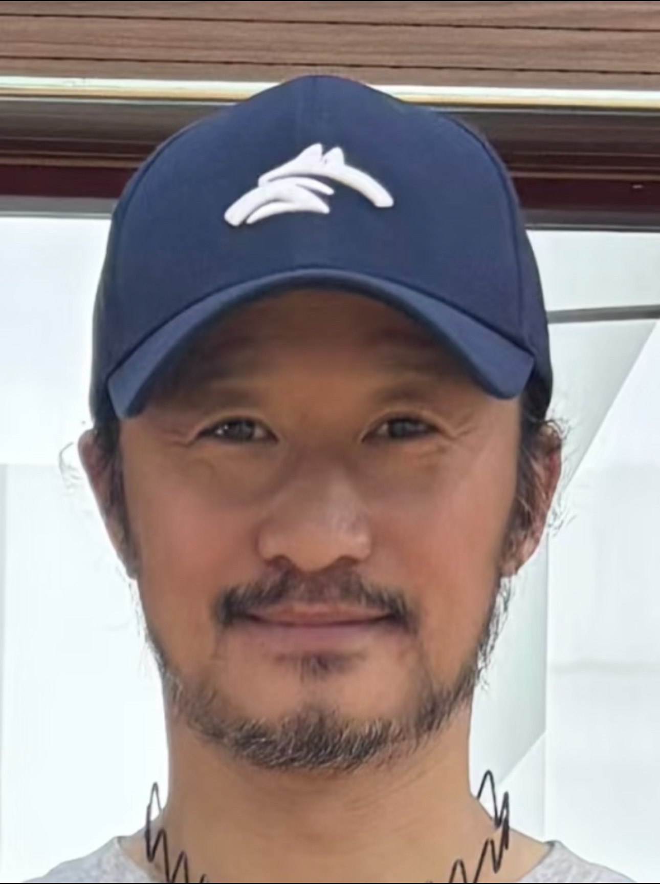 吴京怎么有四条眉毛 网友晒和吴京合照，不懂就问这眉毛咋有四条！笑不活了，还自带慈