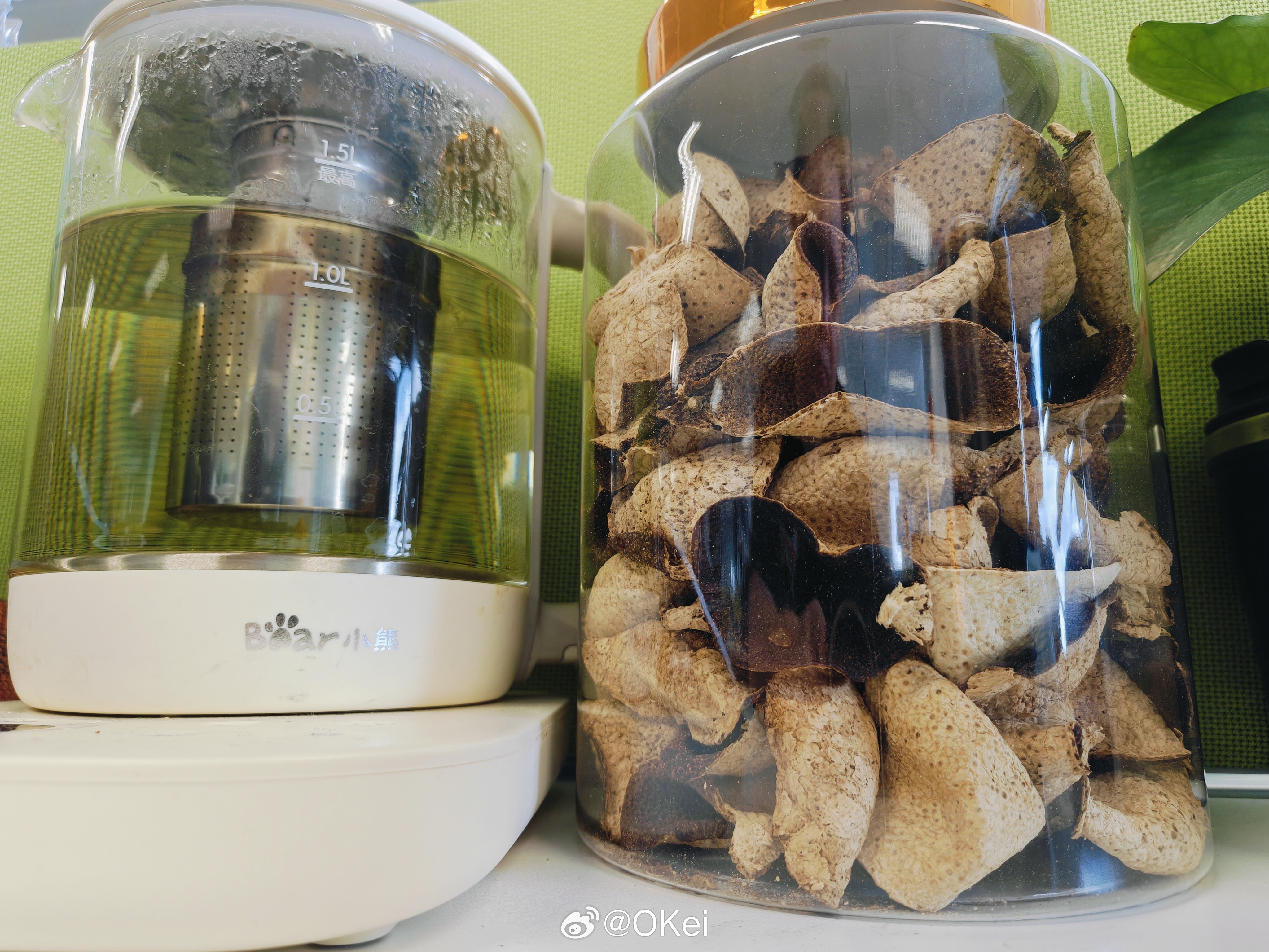 作为（自封）数码圈最懂新会陈皮的我，办公桌上又怎么可能不备一罐放着呢？并且欢迎同