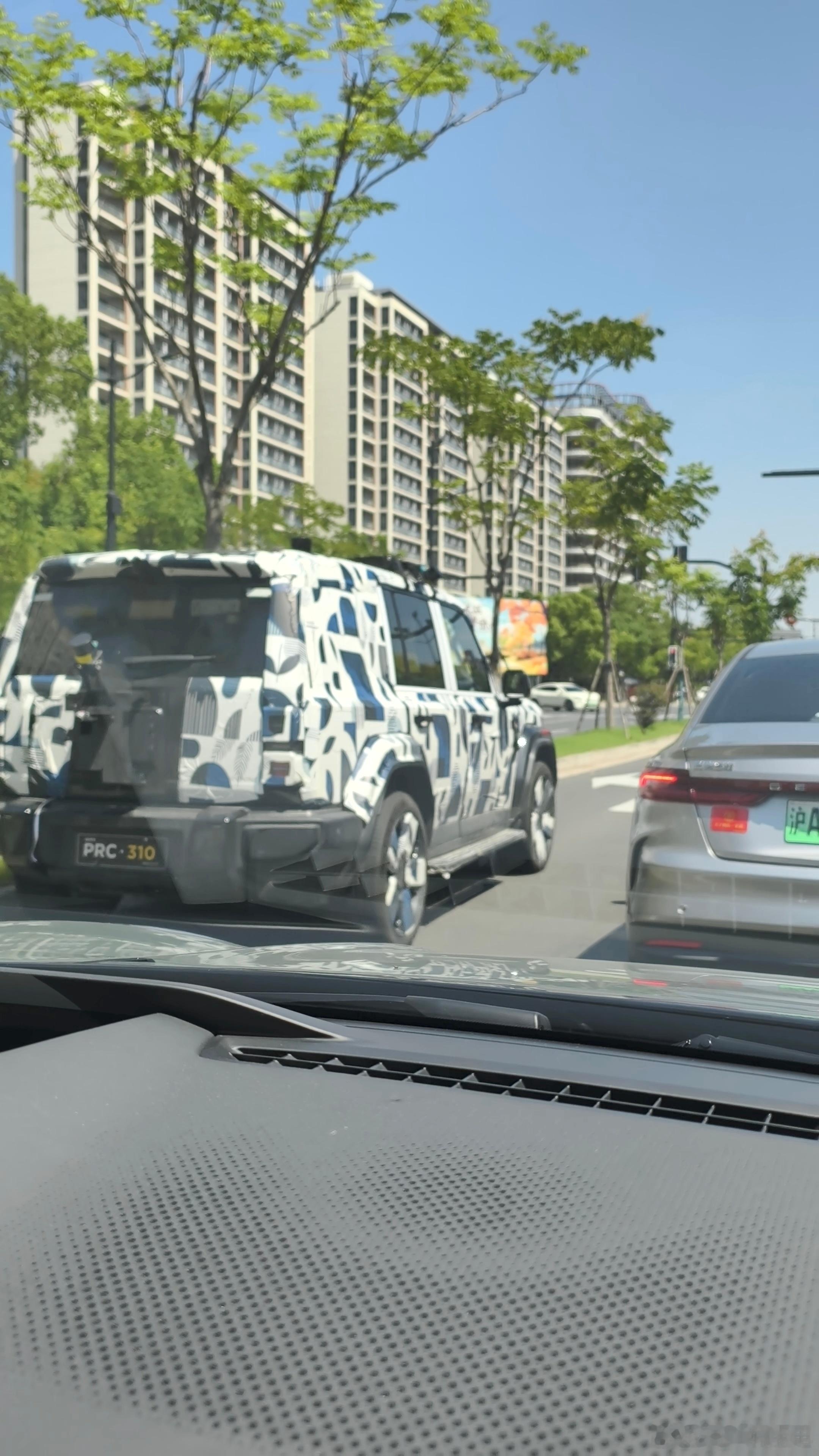 张江碰到的，这啥伪装车，看屁股我一开始以为坦克300呢大v聊车 ​​​
