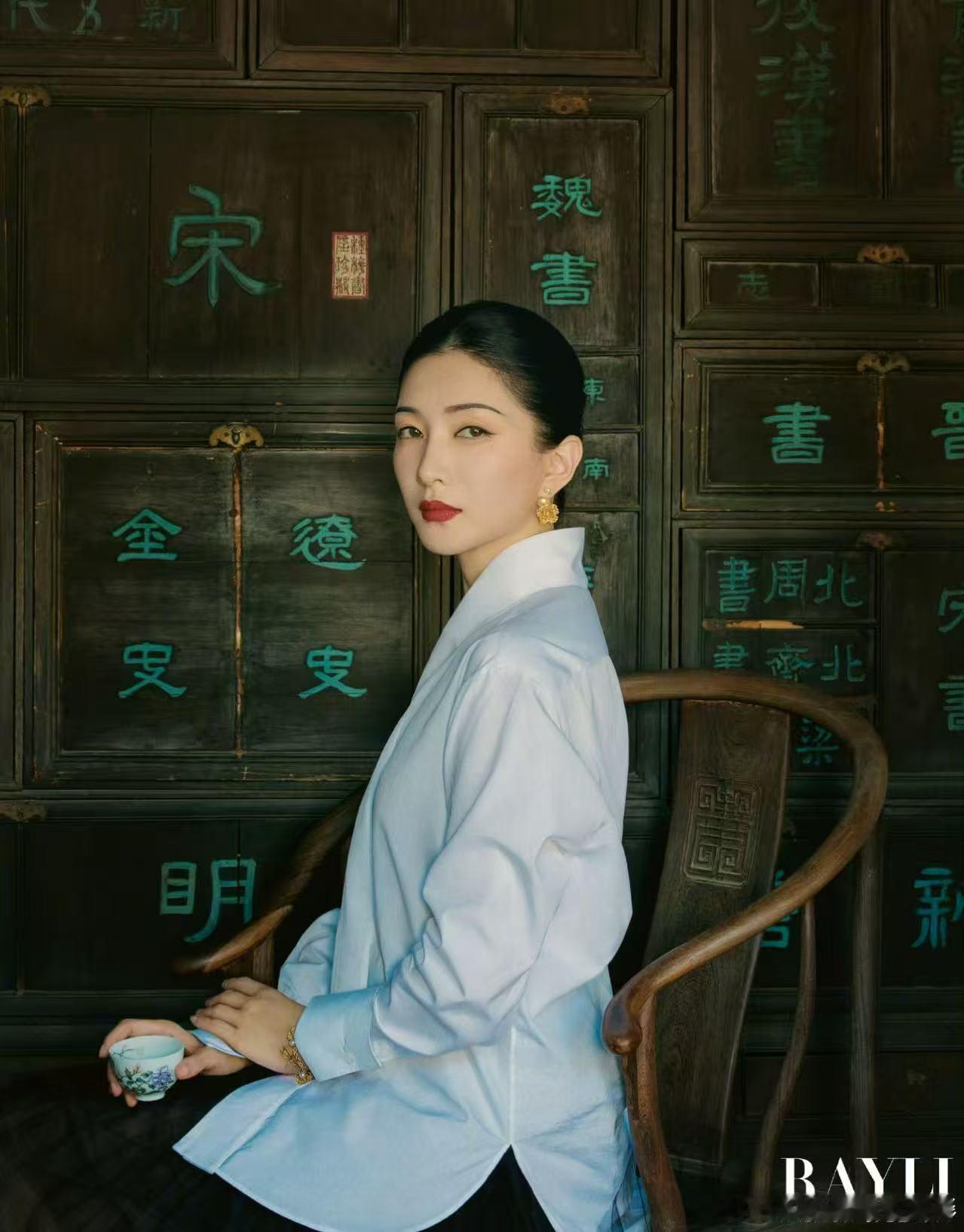 江疏影穿搭不基础脸就更不基础 中式剪裁藏心机，素颜骨相超能打。穿搭跳出常规，颜值
