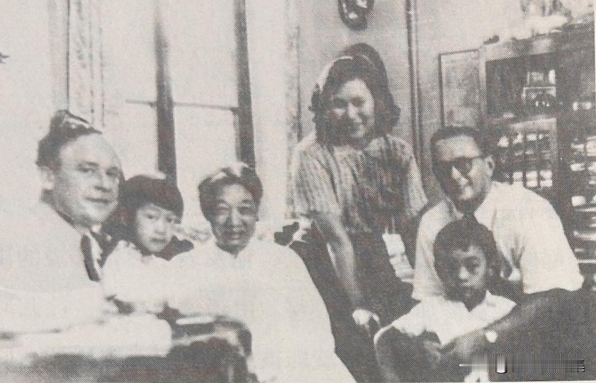 1953 年夏，徐悲鸿全家与外宾的合影。这时的徐宅时有国际友人来造访。他们的两个